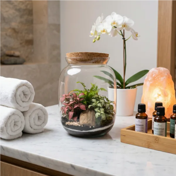 Terrarium Giardino Segreto in spa wellness su marmo con oli essenziali, decorazione zen rilassante