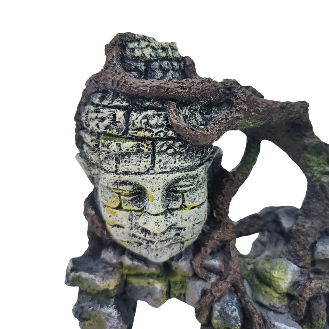 Statua della testa di Buddha avvolta da radici, design effetto pietra antica, decorazione zen per spazi meditativi e composizioni zen