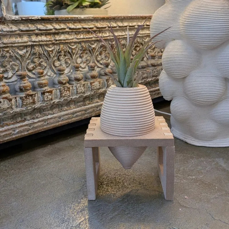 immagine che mostra la composizione posta in un ambiente domestico 