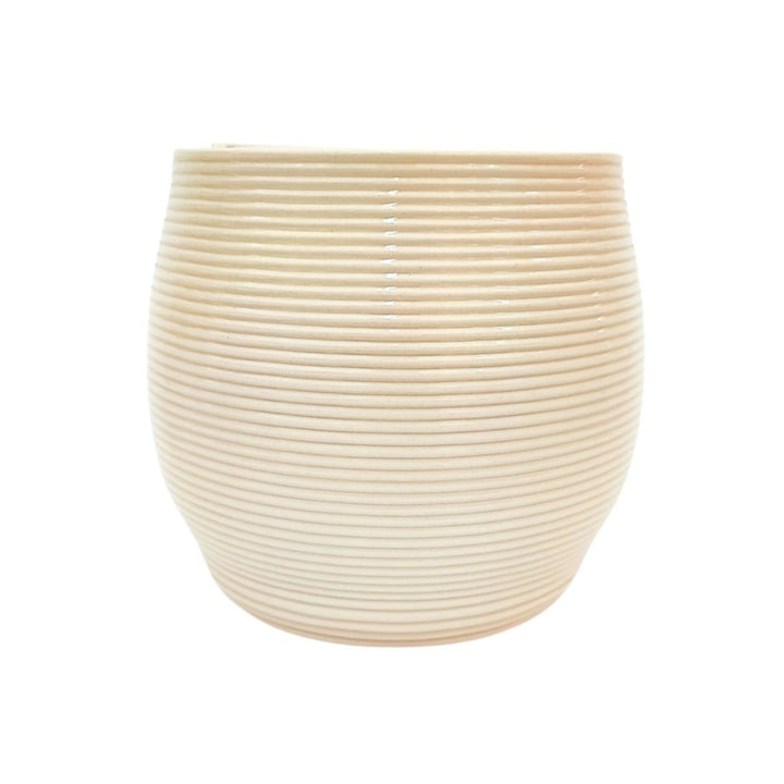 Vaso in ceramica bianca con superficie rigata, dalla forma tondeggiante e moderna, ideale per arredamento d'interni dal design naturale.