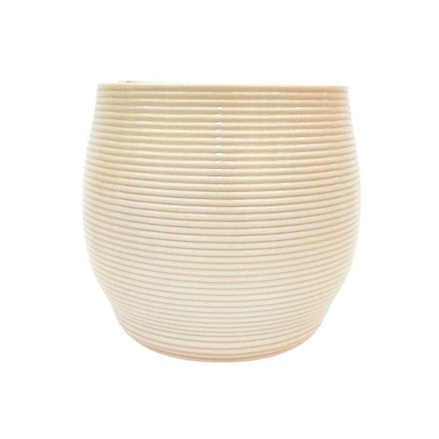 Vaso in ceramica bianca con superficie rigata, dalla forma tondeggiante e moderna, ideale per arredamento d'interni dal design naturale.