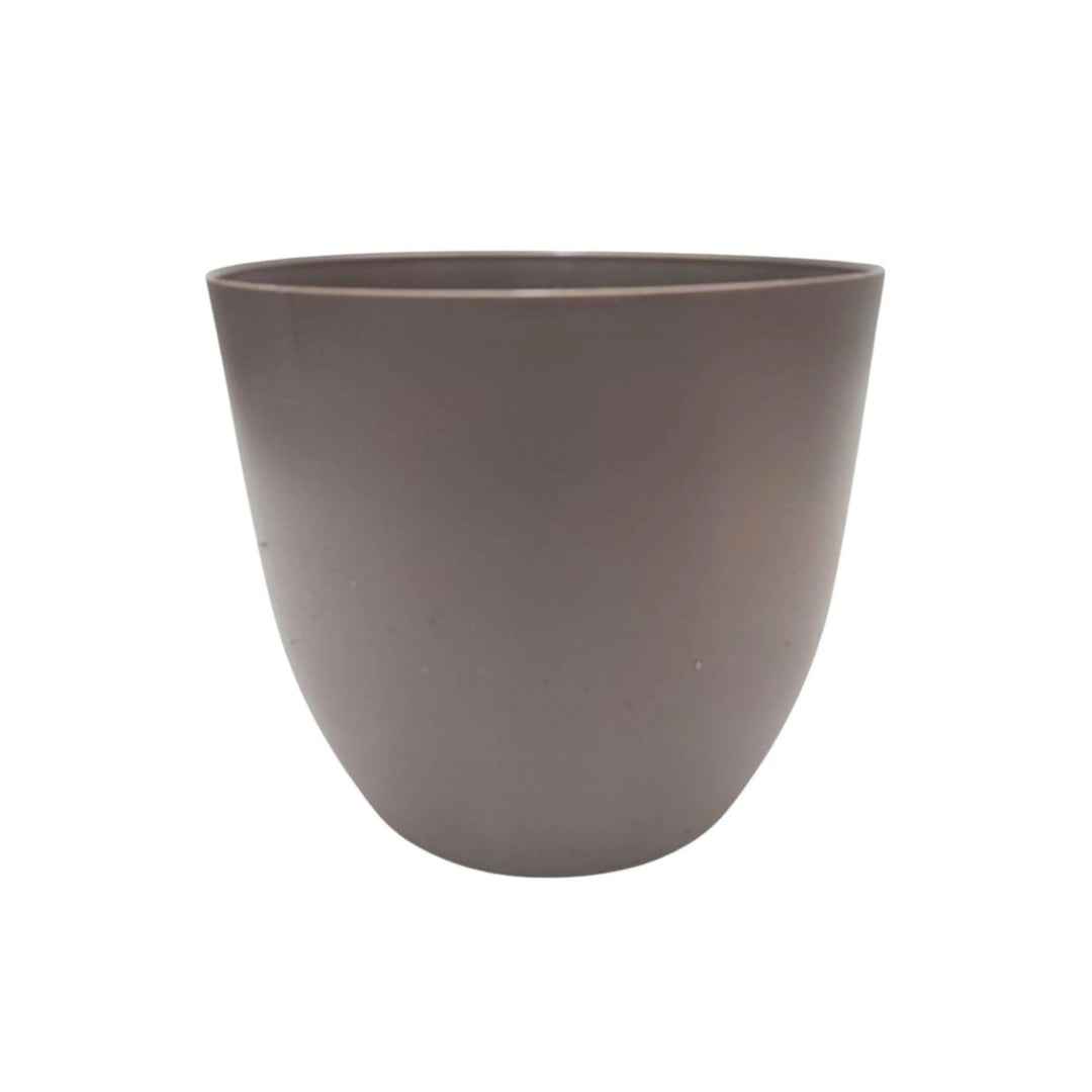 Vaso in plastica color tortora scuro, dalla linea pulita e versatile, adatto per interni contemporanei.