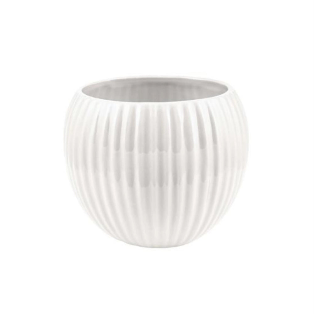 Vaso decorativo tondo in ceramica bianca lucida con finitura rigata verticale, ideale per piante da interno o composizioni moderne.