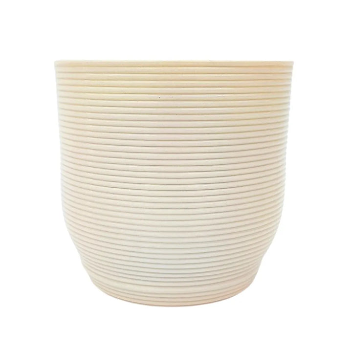 Vaso artigianale in argilla con finitura lucida e rigata, modello “Roma” in tonalità avorio, ideale per piante ornamentali.